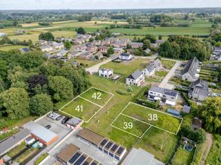 
We bouwen deze vrijstaande nieuwbouwwoning in moderne stijl in Zeveneken, een deelgemeente van Lochristi. Gelegen in het centrum, geniet je hier van de nabijheid van alle voorzieningen zoals een bakker, slager, apotheek, school en openbaar vervoer. Daarnaast ligt het Bonnebos, een speelbos van 3.500 m² met een vlonderpad, om de hoek. De woning biedt ook een uitstekende verbinding met de E17, E40, R4 en ligt vlakbij Gent en Lokeren.

Deze nieuwe woning omvat een inkomhal met toilet, een ruime woon- en eetkamer met een open keuken die naar eigen smaak kan worden ingericht, drie slaapkamers, een badkamer met bad, inloopdouche en dubbele wastafel, en een apart toilet op de bovenverdieping. In de ruime tuin (441m² grondoppervlakte) wordt het volop genieten. Je hebt zelf de keuze in afwerkingsmaterialen voor de keuken, badkamer, vloeren en binnendeuren. Dankzij de warmtepomp, vloerverwarming en zonnepanelen geniet je van een energiezuinige woning met een E-peil van 10, wat bijdraagt aan een lage energiefactuur. Je hebt nog de mogelijkheid om het plan aan te passen aan jouw wensen.


Een kijkje nemen? De toegang tot de verkaveling bevindt zich tegenover Kantschoolweg 4. 