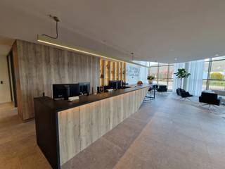 Dit prachtige kantoorgebouw werd tot op de dragende structuur terug gerenoveerd. In de 465m² zit een privatieve kantoorruimte vervat voor 28...