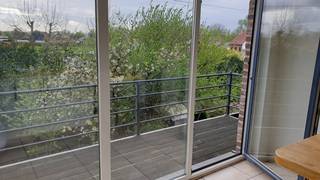 Dit DUPLEX appartement is zeer goed gelegen nabij het centrum van Lebbeke en tevens goede uitvalshoek voor alle wegen! <br />Indeling : <span><strong>living, keuken, 1 bergplaats, toilet, 3 slaapkamers, badkamer, 1 terras vooraan en 1 terras achteraan, staanplaats voor wagen, gemeenschappelijke garage voor fietsen.</strong></span><br />Zeer goede EPC score : 183 kWh/m²jaar, label B! Beschikbaar vanaf 1/2/2026. Huurprijs : 800 EUR + 10 EUR GK.<br />Indien interesse, gelieve te mailen naar is.waasmunster@skynet.be of tel.nr. 0495/733419.