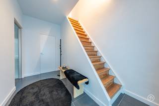 Op een gunstige locatie te Hingene, treffen we deze prachtige halfopen bebouwing aan. Kasteel d'Ursel bevindt zich nabij de woning en ook paviljoen 'De Notelaer' kan je een aangename wandeling gaan maken.<br /><br />Bij het betreden van de woning kom je terecht in de inkomhal die enerzijds toegang geeft tot de praktische berging en anderzijds tot de open leefruimte. Wanneer we doorlopen, treffen we de bureauruimte voorzien van maatkasten en aansluitend de volledig geïnstalleerde open keuken met eetkamer. De keuken geeft een prachtig groen uitzicht op de tuin.<br />Via een verborgen schuifdeur in de eetkamer, betreden we de vestiaire met toegang tot het toilet en tuin.<br /><br />Op de eerste verdieping zijn er twee ruime slaapkamers, een apart toilet en een badkamer met bad, douche en lavabo.<br /><br />Via de vaste trap gaan we naar de zolderverdieping die kan worden gebruikt als polyvalente ruimte of derde slaapkamer.<br /><br />Bovendien beschikt de woning over een praktische kelder.<br /><br />Als kers op de taart is er een prachtig aangelegde tuin, opgedeeld in verschillende gezellige plekjes en voorzien van een zwembad. De tuin biedt uitzicht op het bos achteraan, genieten van een aperitief was nog nooit zo aangenaam.<br />Achteraan de tuin vinden we een chill house en een tuinberging.<br /><br />Last but not least, bieden de garage en oprit parkeerplaatsen voor meerdere wagens.<br /><br />Heb je interesse in deze instapklare woning?<br />Neem dan gerust contact op via info@julimmo.be of 03 303 39 36.