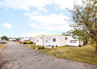 Bungalow met een slaapkamer en aangenaam terras te koop in vakantiedomein "De Grote Zeemeeuwen".<br /><br />De bungalow werd als volgt ingedeeld: inkomdeur | leefruimte met aanpalend terras | halfopen, uitgeruste keuken | slaapkamer | badkamer voorzien van douche, lavabo en toilet. <br /><br />Voldoende parkeergelegenheid recht voor de deur! <br /><br />Het dak en de gevels werden recentelijk geïsoleerd. Alle ramen werden reeds vervangen door hoogrendementsbeglazing in PVC raamprofielen. De elektrische installatie is conform! <br /><br /> Mits plaatsen van een warmtepomp wordt het EPC direct een label C. Simulatie van erkend energiedeskundige voorhanden! <br /><br />Op zoek naar uw betaalbaar stekje aan zee? Contacteer ons snel voor meer info.