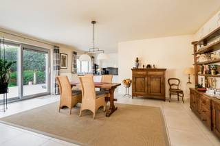 prachtig gelijkvloersappartement met ruime tuinDit ruime appartement bevindt zich op de gelijkvloerse verdieping in een jonge moderne...