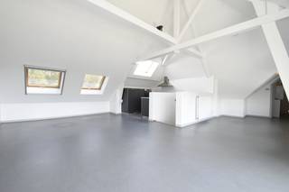 Ben je op zoek naar een instapklaar appartement in Kruibeke? <br /><br />Het appartement is gelegen op de eerste en tweede verdieping en is bereikbaar via een trap.<br />Je komt binnen in de inkomhal, waar je beschikt over ruime opbergkasten met plaats voor onder andere een wasmachine en extra bergruimte.<br /><br />Tevens op deze verdieping een <strong>nieuw geïnstalleerde badkamer</strong> en <strong>twee ruime slaapkamers</strong>.<br /><br />Via de trap bereik je de bovenverdieping, waar zich een ruime en lichtrijke leefruimte bevindt met een uitgeruste keuken.<br />De keuken werd voorzien van onder meer een <strong>nieuwe koelkast </strong>en <strong>oven</strong>.<br />Aansluitend aan de leefruimte is er nog een bergplaats.<br /><br />Het appartement beschikt bovendien over een gemeenschappelijke fietsenstalling. <br /><br />Eveneens is er een <strong>autostaanplaats </strong>ter beschikking.<br /><br /><strong>Praktische informatie:</strong>
<ul>
<li>Onmiddellijk beschikbaar</li>
<li>Gemeenschappelijke kosten per maand: € 30,-</li>
<li>Huurwaarborg: 3 maanden huur (€ 2.940,-)</li>
<li>Combi ingaande + uitgaande plaatsbeschrijving: € 285,- incl. 21 % BTW (per partij)</li>
</ul>
Interesse? Neem gerust contact op voor meer informatie of een bezoek ter plaatse.<br />