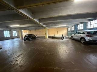 Centrale ligging in Antwerpen. De overdekte garage is uitgerust met een elektrische sectionale poort. Afstandsbediening voor de poort beschikbaar na betaling van een waarborg. <br />