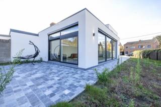 <p>In een rustige, groene omgeving van Heusden vinden we deze volledig vernieuwde en instapklare woning, die uitblinkt in licht, ruimte en moderne afwerking<br />Bij het binnenkomen komt u in de lichtrijke leefruimte. Dankzij de brede glaspartijen geniet je overal van een prachtig zicht op de diepe tuin. Aansluitend bevindt zich de moderne keuken, uitgerust met kwalitatieve toestellen. Gelijkvloers wonen is perfect mogelijk met een slaapkamer en eerste badkamer op de benedenverdieping.<br /><br />Op de verdieping bevinden zich verder nog twee ruime slaapkamers en een badkamer, ingericht met een ligbad en douche. <br /><br />De tuin vormt de grootste troef van deze woning. Het ruime perceel biedt volop privacy en mogelijkheden. Deze woning combineert een hoogwaardige afwerking met comfortabel wonen. Ze is rustig gelegen, maar toch dicht bij winkels, scholen en belangrijke verbindingswegen. Een ideale thuis voor wie ruimte, comfort en flexibiliteit zoekt in hartje Heusden.<br /><br />Meer informatie of een afspraak? <br /><br />Bel Ilhan: 0489 27 20 72 of mail ilhan@cornelis-goeman.be</p>