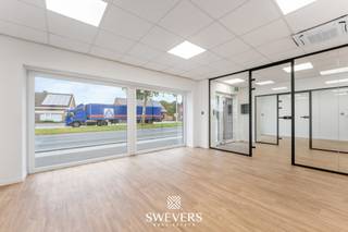 Interesse? Meer informatie op www.SWEVERS.be. - Dit veelzijdige handelspand van 88 m² aan de Grote Baan in Helchteren biedt ondernemers een uitzonderlijke kans om hun zaak te vestigen op een uiterst zichtbare en goed bereikbare locatie. Het pand beschikt over drie afzonderlijke kantoor- of praktijkruimtes, een onthaal met wachtruimte, een keuken en een kelder, wat het bijzonder geschikt maakt voor uiteenlopende professionele doeleinden. Dankzij de centrale ligging en de vlotte verbindingen met omliggende steden is het zowel voor klanten als medewerkers een vlot toegankelijke plek.<br /><br />Het pand werd in 2017 volledig gerenoveerd, waarbij zowel de technische infrastructuur als de afwerking met zorg werden vernieuwd. De houtlook vinylvloer zorgt voor een warme en moderne uitstraling, terwijl het energiezuinige label B een duurzaam voordeel biedt. De ruimtes zijn flexibel in te delen, instapklaar en afgewerkt met oog voor detail, zodat elke ondernemer hier zonder bijkomende werken meteen aan de slag kan.<br /><br />Daarnaast zorgen de aanwezige voorzieningen zoals airco, camerabeveiliging, een eigen parkeerplaats en extra parkeermogelijkheden in de directe omgeving voor extra comfort en veiligheid. Met scholen, winkels en horeca op wandelafstand combineert dit pand functionaliteit met een aantrekkelijke omgeving. Kortom, dit handelspand biedt de perfecte mix van locatie, uitstraling en gebruiksgemak – ideaal voor wie zijn onderneming professioneel wil laten groeien.<br /><br />Bel ons vandaag nog voor een persoonlijke rondleiding. Wij van Swevers Real Estate helpen je maar al te graag verder. tel. 011 255 155. Bron bewoonbare oppervlakte: EPC-verslag.