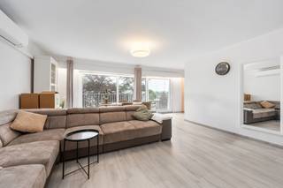 Op zoek naar een ruim, instapklaar appartement met 3 slaapkamers op een gunstige locatie? Dan is dit iets voor u! <br /><br />De 3 slaapkamers, de ideale ligging met vlotte verbinding naar het centrum, de N70 en de E17 en ook de privé-tuin en de garage vormen enkele van de sterke punten van dit pand. Vergeet zeker ook de goedgekeurde elektriciteit niet.<br /><br />Indeling:<br />Gelijkvloers: je kan hier gebruik maken van een leuke tuin en het appartement is uitgerust met een garage (17m²). <br />2d﻿eV: je betreedt het appartement zelf via de inkomhal die leidt naar de ruime, open en lichtrijke leefruimte (32m²) opgedeeld in leef- en zitruimte. In de woonkamer is een haard ingebouwd die het op koude winteravonden extra gezellig maakt. Aanpalend vinden we de half open keuken (6m²) voorzien van ijskast, diepvries en vaatwasser. Er bevindt zich ook een terras (7m²) vooraan. Verder heb je de 3 slaapkamers van 12m², 10m² en 7m² en de badkamer (7m²) uitgerust met inloopdouche, wastafel en hangtoilet. Uit de slaapkamers achteraan is er ook toegang tot een 2de terras. Verder beschikt het appartement over 2 bergingen, waarvan 1 de mogelijkheid geeft om wasmachine en droogkast te plaatsen en de andere ideaal is om etenswaren en voorraad te stockeren. <br /><br />Wordt dit appartement jouw nieuwe thuis of is dit appartement jouw ideale, nieuwe investering? Twijfel dan zeker niet om ons te contacteren!