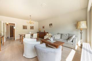 Op een rustige en groene locatie aan de rand van Hoboken, op wandelafstand van scholen, winkels en openbaar vervoer, vinden we dit verzorgde appartement met 3 slaapkamers, terras, garagebox en kelderberging.<br />Het appartement bevindt zich op de eerste verdieping van een kleinschalig gebouw met lift.<br /><br />Aan de straatzijde een ruime living op mooie parketvloer. Een kamerbrede schuifraam zorgt voor veel lichtinval en geeft uit op het balkon met uitzicht op een mooie bomenrij voor het gebouw. Drie slaapkamers, een vernieuwde badkamer met inloopdouche, lavabomeubel en een apart gastentoilet bieden ruim wooncomfort. Via één van de slaapkamers wordt het terras aan de achterzijde bereikt.<br /><br />Het appartement beschikt ook ver een private kelderberging en een garagebox (inbegrepen in de geadverteerde prijs) in het achterliggende garagecomplex. <br />Doorheen de jaren werd dit appartement met zorg gerenoveerd. Zo werd er nieuw aluminium buitenschrijnwerk geplaatst, de keuken en de badkamer werden vernieuwd alsook werd er een mooie parketvloer in hal en woonkamer geplaatst.<br /><br />Een solide appartement met een praktische indeling Dankzij de gunstige ligging zijn zowel Antwerpen, de Ring als de A12 vlot bereikbaar.<br /><br />Troeven:<br />- garagebox inbegrepen in de prijs<br />- EPC A<br />- 3 slaapkamers<br />- Ruime en lichtrijke woonkamer met parketvloer<br />- Terras <br />- Vernieuwde keuken en badkamer<br />- Nieuw aluminium buitenschrijnwerk<br />- Private kelderberging<br />- Kleinschalig gebouw met lift<br />- Rustige ligging<br /><br /><br />Het grondplan en het EPC rapport kan u reeds bekijken via de Wellimmo-site ('documenten')<br /><br />📩 Meer info of een bezoek: info@wellimmo.net<br />📞 03/225 00 68 <br /><br />