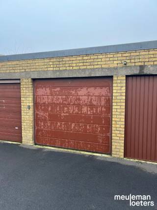 Deze bovengrondse garagebox (nr.° 7) geniet van een centrale ligging in het centrum van Oostkamp. Op wandelafstand bevinden zich verschillende winkels, diensten en openbaar vervoer. De garage beschikt over een sectionale poort en is makkelijk in- en uit te rijden.<br /><br />Wenst u meer informatie? Neem dan gerust contact op met ons kantoor.