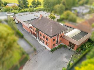 Appartementenblok van 3 appartementen en 2 magazijnen van ca. 1.600 m² op een totale grondoppervlakte van ca. 3.140 m² te koop in Anzegem. <br /><br />Indeling:<br />- Gelijkvloers: appartement (86m²), garage 1, garage 2 en berging<br />- 1ste verdiep: appartement (130m²) <br />- 2de verdiep: duplex appartement (120m²)<br /><br />- Magazijn van ca. 600m²<br />- Magazijn van ca. 1.000m²<br />- Appartementsblok bestaande uit 3 appartementen <br /> <br />Specificaties: <br />- 3 sectionaal poorten <br />- Verwarming <br />- Aparte bureelruimte<br />- Polybeton<br />- Geïsoleerd dak in het magazijn<br />- Lichtkoepels<br />- Ruime parking<br /><br />Het bedrijfsgebouw is gelegen nabij het station van Anzegem en diverse invalswegen. <br /><br />Aarzel dan niet om ons te contacteren op het nummer 056 605 605 - marie.meulebroeck@dewaele.com.