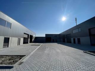 <strong>ALL-IN PRIJS met 6 parkeerplaatsen inclusief!</strong><br /><br /><strong>LAATSTE NIEUWBOUW KMO-unit</strong> van <strong>384 m²</strong> met<strong> 6 privatieve parkeerplaatsen</strong> <strong>inclusief</strong> op een uitzonderlijke ligging te koop.<br /><br />De casco KMO-unit heeft een vrije hoogte van +/- 6 m en is opgebouwd uit een staalconstructie in combinatie met geïsoleerde sandwichpanelen en een betonplint. De loods is uitgerust met een automatische sectionale poort (4 m B x 4,5 m H), voorzien van een dubbele glaspartij en toegankelijk via een afzonderlijke toegangsdeur. Verder is de ruimte voorzien van een lichtstraat met rookluik (brandklasse C) en een gedeelde regenwaterput.<br /><br />De unit is de laatste beschikbaarheid van de gloednieuwe KMO-ontwikkeling "<strong>Portus</strong>" bestaande uit 6 KMO-units van 182 m² tot 384 m². De bedrijfsgebouwen zijn geschikt voor zowel opslag als productie en bieden de ideale omgeving om te ondernemen. Fantastisch gelegen langs de commerciële Torhoutsesteenweg (N33), op slechts 5 min. van de Elisabethlaan (R31), amper 5 km van de E40 op- en afrit 5 Gistel en 9 min. van de A10 op- en afrit 4 Oostende.<br /><br />Beschikbaar bij akte.<br /><br />Contacteer <strong>PANORAMA B2B</strong> voor bijkomende inlichtingen of een vrijblijvend plaatsbezoek<strong> 0479 70 70 73.</strong>