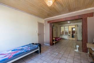 Charmante halfopen bebouwing met 3 slaapkamers, garage en zonnige tuin in Mol<br /><br />Bent u op zoek naar een ruime gezinswoning op een uitstekende locatie met tal van mogelijkheden? Dan is deze halfopen bebouwing, gelegen nabij het centrum van Mol, zeker een bezoek waard.<br /><br />De woning werd gebouwd in 1962 en beschikt over een praktische indeling met drie volwaardige slaapkamers, een kelder en een zolder, die extra opslagruimte biedt. Dankzij de centrale verwarming op aardgas, dubbele beglazing en rolluiken geniet u vandaag al van een aangenaam wooncomfort.<br /><br />De badkamer is toe aan een opfrissing, waardoor u deze volledig naar eigen smaak kunt inrichten. Verder biedt de woning heel wat renovatiemogelijkheden, zonder dat deze noodzakelijk zijn. Dankzij het gunstige EPC-label is de woning immers ook zonder ingrijpende energetische renovaties een interessante keuze.<br /><br />Buiten geniet u van een onderhoudsvriendelijke tuin met een zonnig, zuidoost georiënteerd terras, ideaal om van de ochtend- en middagzon te genieten. Daarnaast beschikt de woning over een garage en een praktisch tuinhuis.<br /><br />De ligging vormt een absolute troef: op korte afstand van het centrum van Mol, scholen, winkels en andere dagelijkse voorzieningen. Hierdoor combineert deze woning een rustige woonomgeving met een uitstekende bereikbaarheid.<br /><br />Troeven op een rij:<br />Halfopen bebouwing<br />Bouwjaar 1963<br />3 volwaardige slaapkamers<br />Centrale verwarming op aardgas<br />Dubbele beglazing<br />Rolluiken<br />Kelder en zolder<br />Badkamer te renoveren<br />Zuidoost georiënteerde tuin en terras<br />Garage en tuinhuis<br />Dicht bij scholen en het centrum van Mol<br />Gunstig EPC-label<br />Tal van renovatiemogelijkheden, zonder renovatieverplichting<br /><br />Bent u op zoek naar een woning met karakter, een uitstekende ligging en de mogelijkheid om deze volledig naar uw eigen wensen af te werken? Neem dan snel contact op voor een bezichtiging en ontdek zelf de mogelijkheden die deze woning te bieden heeft.