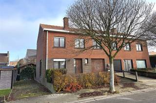 <p><span>HALFOPEN WONING IN EEN RUSTIGE BUURT</span></p><p><span> </span></p><p><span>Gelegen in een straat zonder doorgaand verkeer waar rust de bovenhand haalt.</span></p><p><span>Deze halfopen klassieker kijkt uit naar creatieve verbouwers om dit project onder handen te nemen.</span></p><p><span> </span></p><p><span>Ruime leefruimtes en een aangename lichtinval vormen alvast een sterke basis om uit te groeien tot een warme gezinswoning. </span></p><p><span>Klassieke inkom met traphal en apart toilet, mooie leefruimte met aangenaam tuincontact en aansluitende keuken. De keuken pakt het ook groots aan, er is voldoende ruimte voor een extra eethoek en er is opnieuw een vlot tuincontact.</span></p><p><span> </span></p><p><span>Het verdiep voorziet in 4 slaapkamer en een badkamer. Er is een grote bergzolder en een inpandige garage met extra bergruimte.</span></p><p><span> </span></p><p><span>Achteraan bevindt zich een mooie, brede tuin waar spelen en ontspannen perfect samengaan. </span></p><p><span>Naast de woning is een handige oprit die doorsteekt naar de tuin.</span></p><p><span> </span></p><p><span>DEGELIJKE CONTSTRUCTIE</span></p><p><span>GROTE TUIN</span></p><p><span>MOOIE AFMETINGEN</span></p><p><span> </span></p><p><span>Alle info, attesten en plannen: https://nachtegaalstraat6.be/ </span></p>