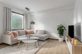 Op zoek naar comfortabel wonen op een uitstekende ligging?<br /><br />Dit lichtrijke appartement op de 2de verdieping combineert ruimte, licht en een centrale locatie in het hart van Roeselare.<br />Het appartement beschikt over een ruime en zonnige leefruimte met grote raampartijen die zorgen voor een aangename lichtinval doorheen de dag. De praktische indeling omvat twee volwaardige slaapkamers, ideaal voor een koppel, klein gezin of wie graag een extra bureau- of hobbyruimte wenst.<br />De keuken en badkamer zijn functioneel ingericht en bieden alle comfort voor dagelijks gebruik.<br /><u><strong>Extra troef: </strong></u>er is een autostaanplaats inbegrepen in de huurprijs, wat zorgt voor extra comfort en gemoedsrust.<br />Dankzij de gunstige ligging bevindt u zich op wandelafstand van winkels, openbaar vervoer, scholen en andere voorzieningen.<br />Er is een autostaanplaats<br /><br /><u><strong>Troeven:</strong></u>
<ul>
	<li>Gelegen op de 2de verdieping</li>
	<li>2 volwaardige slaapkamers</li>
	<li>Zeer lichtrijke leefruimte</li>
	<li>Centrale toplocatie</li>
	<li>Vlotte bereikbaarheid</li>
</ul>
<br /><u><strong>Kosten: </strong></u>

<ul>
	<li>huurprijs: 850€ /maand </li>
	<li>Syndic: 70 €/maand</li>
</ul>
Interesse? Neem vandaag nog contact op voor meer informatie of een bezoek ter plaatse.