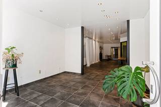 Gelegen in het hart van Wommelgem, op wandelafstand van winkels, openbaar vervoer en alle voorzieningen, bevindt zich dit veelzijdige opbrengsteigendom bestaande uit een handelsgelijkvloers (123 m²) met een bovenliggend appartement (73 m²).<br /><br />Het handelsgelijkvloers biedt tal van mogelijkheden en is praktisch ingedeeld. Vooraan bevindt zich de commerciële ruimte met een mooie visibiliteit, aansluitend een keuken met toegang tot de kelder, waar de aparte nutsmeters zijn ondergebracht, en een toilet. Verder doorlopend treft men een tussenruimte die leidt naar een bureelruimte, ideaal voor administratieve doeleinden of extra werkplek, met daarnaast een badkamer. Helemaal achteraan bevindt zich nog een ruime kamer met directe toegang tot de tuin en het achterliggende tuinhuis, wat extra opslag- of gebruiksmogelijkheden biedt.<br /><br />Het appartement (73 m²), bereikbaar via een aparte inkomdeur aan de rechterzijde. Dit lichtrijke appartement beschikt over twee volwaardige slaapkamers (25 m²/ 13 m²), een centrale leefruimte met aansluitend achteraan de keuken. Verder is er nog een badkamer voorzien.<br /><br />Dankzij de centrale ligging, de functionele indeling en de combinatie van handel en wonen, vormt dit pand een uitstekende opportuniteit voor zelfstandigen, investeerders of wie op zoek is naar een combinatie van wonen en werken op één locatie.<br /><br />Troeven:<br />+ Uitzonderlijke zichtbaarheid in het hart van Wommelgem<br />+ Combinatie van wonen en werken onder één dak<br />+ Polyvalente indeling<br />+ Ideaal voor investering, praktijk of zelfstandige activiteit<br /><br />EPC gelijkvloers handelspand: E<br />EPC appartement 1ste verdieping: F, Dit pand is onderhevig aan de Vlaamse renovatieverplichting voor residentiële gebouwen. Meer informatie kunt u terugvinden via volgende website: https://www.vlaanderen.be/een-woning-kopen/renovatieverplichting-voor-residentiele-gebouwen.<br /><br />Interesse in deze commerciële buitenkans? Contacteer ons voor een afspraak via 03 337 50 70 of info@vbvastgoed.be<br /> 