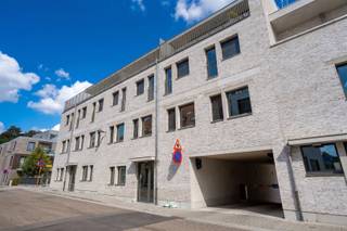 <p><span>Gelegen in de vernieuwde stadswijk DijleDelta, aan het groene Sluispark en op slechts enkele wandelpassen van het historische centrum van Leuven, zijn wij verheugd dit verrassend ruim duplex-appartement met tuin te koop aan te bieden. Dankzij de uitstekende bereikbaarheid en de vlotte verbinding naar belangrijkste invalswegen geniet u hier van een unieke combinatie van rust, groen en stedelijke dynamiek.<br /><br />Deze energiezuinige duplex bevindt zich op het gelijkvloers van de welonderhouden residentie Fiere Margriet, en werd in 2025 gerealiseerd door de gerenommeerde projectontwikkelaar Virix en ontworpen door Robbrecht & Daem architecten.<br /><br />Met een bewoonbare oppervlakte van maar liefst 186 m² beschikt dit duplex-appartement over een inkomhal met vestiaire, een gastentoilet, een ruime living met vide voor extra veel lichtinval en toegang tot tuin met terras. Verder is er nog een volledig ingerichte keuken met aansluitend een praktische berging aanwezig op het gelijkvloers. De vaste trap leidt tot een nachthal met open bureau, drie volwaardige slaapkamers, twee badkamers en een apart toilet. De hoogwaardige afwerking, parketvloeren en vloerverwarming zorgen voor een tijdloze en luxueuze uitstraling. Last but not least kunnen de toekomstige bewoners genieten van een onderhoudsvriendelijke tuin van 84 m².<br /><br />Verder is de fietsenstalling inclusief en bestaat de mogelijkheid om één of meerdere autostaanplaatsen bij aan te kopen.<br /><br />Kortom, een ware opportuniteit voor mensen die energiezuinig, ruim, tijdloos en luxueus wensen te wonen op een toplocatie in Leuven. Interesse? Kom dan zeker eens een kijkje nemen, u bent van harte welkom! <br /><br />Verkoop onder het btw-stelsel. Het verlaagde btw-tarief van 6% is mogelijk, mits voldaan wordt aan de geldende voorwaarden.</span></p><p><span> </span></p>
