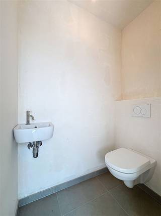 Uiterst energiezuinige halfopen woning in rustige, kindvriendelijke wijk Op het gelijkvloers vinden we de inkomhal met apart toilet, de lichtrijke...