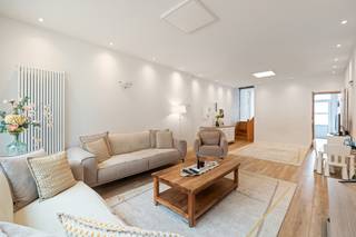 [[ DIT PAND NEEMT DEEL AAN DE ERA OPEN HUIZEN DAG OP 19/9 VAN 9:30 TOT 10:30 ]]
<p>Instapklare woning in Temse, nabij openbaar vervoer en het treinstation.</p>

<p>Deze charmante woning combineert karakter met hedendaags comfort en is ideaal voor wie een huis wil kopen op een centrale ligging in Temse. De woning is instapklaar en beschikt over een ruime leefruimte, een volledig ingebouwde keuken en drie volwaardige slaapkamers. De zolder biedt bovendien nog heel wat potentieel en kan volledig ingericht worden naar eigen smaak, bijvoorbeeld als extra slaapkamer, hobbyruimte of bureau. Dankzij de gunstige ligging vlakbij openbaar vervoer, het station en het ziekenhuis geniet u hier van een uitstekende bereikbaarheid. Met een EPC-label B is deze woning bovendien energiezuinig.</p>

<p> </p>

<p>Belangrijkste ruimtes:<br />• Ruime woonkamer (34 m²) met aangename lichtinval<br />• Volledig ingebouwde keuken (18 m²) met praktische indeling<br />• Inkomhal (13 m²)<br />• Berging (4 m²) met aansluiting voor wasmachine en droogkast<br />• Badkamer (13 m²) met inloopdouche, ligbad, toilet en dubbele wastafel in meubel<br />• Drie slaapkamers (telkens 11 m²)<br />• Garage (20 m²)<br />• Zolder met mogelijkheden tot verdere inrichting</p>

<p>Troeven:<br />• Instapklare woning met EPC-label B<br />• Zolder nog volledig in te richten naar eigen smaak<br />• Gelegen op een toplocatie nabij station, openbaar vervoer en ziekenhuis</p>

<p> </p>

<p>Neem vandaag nog contact op voor een bezoek.</p>

<p>JOUW DROOMHUIS. ZO GEVONDEN!</p>