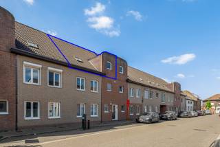 Bij het betreden van het appartement kom je binnen in een inkomhal met aparte berging. De gezellige leefruimte met open trap straalt licht en...