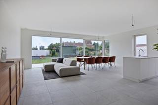 Gelegen op het gelijkvloers vinden we dit ruim en lichtrijk appartement terug met 2 slaapkamers en private tuin!<br />Het appartement is volledig afgewerkt met oog voor kwaliteit afwerking en comfort!<br /><strong>Uniek aan dit hoekappartement is zeker en vast de grote raampartijen!</strong><br />Ruimte is hier zeker troef met maar liefst <strong>108m²</strong> bewoonbare oppervlakte!<br /><br /><span><span><strong>Qua indeling vinden we volgende zaken terug:</strong></span></span><br />
<ul>
<li>Inkomhal</li>
<li>Gastentoilet</li>
<li>Open leefruimte met keuken (47m²)</li>
<li>Berging (5,10m²)</li>
<li>Nachthal</li>
<li>Badkamer (5m²)</li>
<li>Slaapkamer 1 (+- 15m²)</li>
<li>Slaapkamer 2 (+- 10m²)</li>
<li>Terras (+- 21m²)</li>
<li>Tuin met poortje</li>
</ul>
Het appartement is volgens het BEN-principe opgericht = 5 jaar vrijstelling onroerende voorheffing.<br />Nog een pluspunt: het appartement valt onder de 6% BTW-regelgeving!