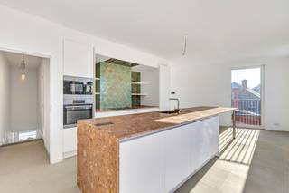 <p>Voor meer info of een bezoek, bel 053 59 49 32 - Achter deze opvallende hedendaagse architectuur schuilt een uitzonderlijke duplex waar licht, ruimte en comfort centraal staan. Ontworpen door <strong>Object Architecten</strong> en uitgevoerd met oog voor detail, vormt dit pand een samenspel van strak modernisme en warme woonbeleving. Het gebouw omvat slechts <strong>twee wooneenheden</strong>, wat zorgt voor een aangename kleinschaligheid en een hoge mate van privacy. Elke entiteit beschikt over een <strong>eigen afzonderlijke inkom</strong>,. De leefverdieping bevindt zich op de eerste verdieping. De ruime keuken vormt het hart van de woning en sluit naadloos aan op een <strong>ruim terras van ongeveer 30 m²</strong>, ideaal voor buitenleven en ontspanning. Verder vindt u hier een gezellige leefruimte, een apart toilet en een berging. Op de bovenverdieping bevinden zich twee comfortabele slaapkamers, waarvan één toegang geeft tot een <strong>extra privatief terras</strong>. De badkamer is met alle hedendaagse voorzieningen en straalt rust en functionaliteit uit. Een centrale overloop vervolledigt deze verdieping. Ook op praktisch vlak scoort deze duplex bijzonder hoog. Er is een <strong>aparte fietsen- en afvalberging</strong> voorzien en een <strong>privatieve autostaanplaats</strong> kan aangekocht worden (15.000 euro). Dankzij <strong>vloerverwarming</strong>, <strong>hoog rendementsbeglazing</strong>, zonnepanelen, een <strong>ventilatiesysteem</strong> en technisch conforme installaties voldoet deze woning volledig aan de huidige normen inzake energiezuinigheid en wooncomfort. Verkoop onder btw-stelsel: 21% Epc Bouw label: A - Elektriciteit conform, zonnepanelen</p>