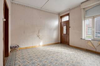 Deze te renoveren halfopen bebouwing is gelegen in Kessel-Lo, in een autoluwe straat. De woning combineert een rustige woonomgeving met een vlotte bereikbaarheid.<br /> <br />Bij aankomst betreedt u de woning via de woonkamer die in verbinding staat met de eetkamer en keuken. Achter de keuken vinden we nog een berging en badkamer met douche, enkel lavabo en toilet. <br /><br />Via de trap bereiken we de eerste verdieping naar 3 ruime slaapkamers van 19m², 19m² en 9m².<br /><br />Verder is er een vaste trap naar de tweede verdieping (zolder). Deze kan eventueel omgebouwd worden tot extra slaapkamer en/of badkamer. De zolder heeft een oppervlakte van maar liefst 39m²!<br /><br />De woning heeft nog uitbreiding potentieel. <br />Er is plaat voor een auto voor de woning.<br /><br />Achteraan de woning bevindt zich nog de aangename west gerichte tuin, terras en tuinhuis.<br /> <br />Verder beschikt deze woning nog over een kelder.<br /><br />Verwarming is op aardgas. EPC F, renovatieverplichting. Niet-asbestveilig. De elektrische keuring is niet conform.<br /> <br />Neem vandaag nog contact met ons op voor een bezichtiging en ontdek uw nieuwe thuis!