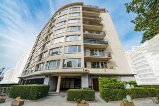 Info en bezichtiging: 02 315 51 71. <br />Gelegen aan het Rdpt de l'Etoile 5, naast de zeer gewilde Avenue Louise, op een steenworp afstand van het Zeeuwse Bos en de Abdij van de Kam, biedt We Invest u dit prachtige appartement met 2 slaapkamers van ±83 m² bruto, in gerenoveerde staat. Het bestaat uit een inkomhal met een apart toilet, een ruime, lichte woonkamer met terras, een aparte, volledig uitgeruste keuken van ±8 m² met balkon, 2 mooie slaapkamers (14 en 9 m²) en een badkamer. Recente dubbele beglazing, elektriciteit conform, EPC: C. Lift, gezonde mede-eigendom, inclusief kelder.<br />Te bezoeken zonder uitstel!