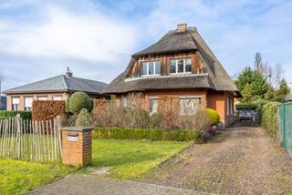 Charmante woning met tuin en garage in het hart van SchildeIn het centrum van Schilde, langs de Turnhoutsebaan, vinden we deze charmante woning uit...