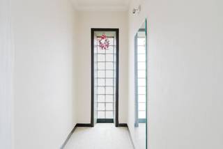 Ben jij op zoek naar een ruime gezinswoning met vier slaapkamers en een aangename tuin in Nederename? Gevonden!<br /><br />De vernieuwde keuken en badkamer, de vlot bereikbare ligging vlak bij openbaar vervoer en supermarkt én de grote, lichtrijke ruimtes maken van deze woning een ideale thuis voor wie ruimte en comfort zoekt.<br /><br />INDELING<br /><br />Gelijkvloers<br />Je komt binnen in een ruime polyvalente kamer die perfect kan dienen als bureauruimte, praktijk of extra leefruimte. Verder doorlopend bereik je de grote leefruimte met zicht op de tuin, die naadloos aansluit op de vernieuwde keuken. Daarnaast beschikt het gelijkvloers over een technische berging, een garage en een apart toilet.<br /><br />Eerste verdieping<br />Op de eerste verdieping kom je boven in de nachthal. Van hieruit heb je toegang tot drie zeer ruime slaapkamers, een vierde kleinere kamer die ideaal is als kinderkamer of bureau, en de badkamer.<br /><br />Zolder<br />Via het zolderluik is er toegang tot een ruime zolder, ideaal voor extra bergruimte.<br /><br />Zie jij jezelf hier al wonen? Aarzel dan niet en plan vandaag nog je bezoek in!