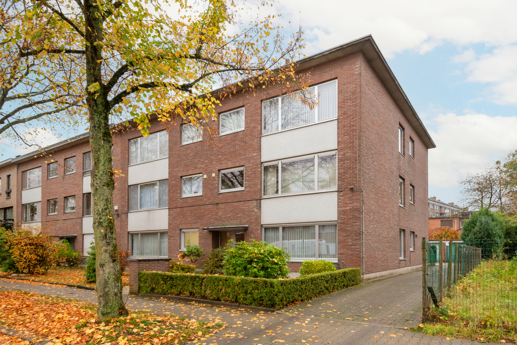 Op te frissen 2 slaapkamer appartement met garage en kelder in een rustige wijk. - foto 2