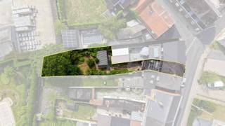 Op zoek naar een woning boordevol potentieel die u volledig naar eigen hand kunt zetten? Dan is deze eigendom in Avelgem precies wat u zoekt. Dankzij de centrale ligging bevinden winkels, scholen, openbaar vervoer, horeca en sportfaciliteiten zich op korte afstand.<br /><br />Bij het betreden van de woning komen we terecht in de inkomhal, die toegang geeft tot de verschillende leefruimtes. Verder vinden we de woonkamer, eetplaats en keuken, die tal van mogelijkheden bieden om een open en lichtrijke leefomgeving te creëren. Op de verdieping bevinden zich 2 ruime slaapkamers en de badkamer.<br /><br />Buiten beschikt de woning over een verrassend grote en aangename tuin, waar u in alle rust kunt genieten.<br /><br />Extra troef: de handige uitweg, ideaal voor fietsen, tuinmateriaal of een vlotte toegang tot de tuin.<br /><br />Recentelijke stedenbouwkundige inlichtingen in aanvraag. <br /><br />UC: 20260323-0003830099-RES-1 - EPC: 871,00<br />ref: RVP/26084/K
