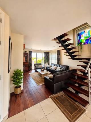 Ruim duplex appartement met 3 slaapkamers, 2 terrassen en autostaanplaats<br />Ontdek dit lichtrijke en ruime duplex appartement met een praktische indeling en alle comfort. Het appartement beschikt over 3 volwaardige slaapkamers, of kan ingericht worden als 2 slaapkamers en een bureau. Eén van de slaapkamers beschikt bovendien over een dressing.<br />De keuken sluit aan op een ruime berging. <br />De grote badkamer is voorzien van zowel een ligbad als een douche en een dubbele lavabo.<br /><br />Het appartement is uitgerust met twee terrassen aan zowel de voor- en achterzijde. Het zuid gerichte terras is uitgerust met een zonneluifel.<br />Daarnaast is het appartement voorzien van zonnewering.<br />Als extra troef hoort er een autostaanplaats bij het appartement.<br />Een ideale woonst voor wie op zoek is naar ruimte, comfort en een praktische indeling.
