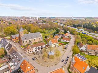 Dans un emplacement exceptionnel, juste sur la charmante place du village de Zwijnaarde, se trouve cette imposante et particulièrement atmosphérique maison bourgeoise. Derrière la façade élégante se cache une propriété polyvalente qui unit sans effort le caractère, l'espace et la fonctionnalité.<br /><br />Le rez-de-chaussée abrite un appartement complet, idéal comme logement kangourou, espace de pratique ou investissement locatif. Les étages supérieurs forment une résidence spacieuse et lumineuse, où des éléments authentiques et des volumes généreux se réunissent dans un ensemble chaleureux et accueillant.<br /><br />Les espaces de vie baignent dans la lumière et offrent une agréable sensation d'espace. À l'arrière se trouve un charmant jardin, idéal pour se détendre en toute tranquillité, en plein cœur du village.<br /><br />L'emplacement sur la place du village offre une expérience de vie unique, avec des commerces, des restaurants et des services littéralement à quelques pas, tout en profitant d'une atmosphère chaleureuse et paisible.<br /><br />En résumé, une propriété exceptionnelle avec de nombreuses possibilités, où vivre avec caractère et investir stratégiquement vont de pair - une chance rare au cœur de Zwijnaarde.
