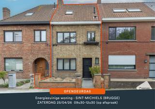 <u><strong>OPENDEURDAG OP ZATERDAG 25 APRIL 2026 tussen 9u30 en 12u30 (op afspraak)</strong></u><br /><br />U kunt een BOD uitbrengen op deze woning, rekening houdend met de AANVANGSPRIJS van <strong>€ 365.000,00 </strong>elk hoger BOD wordt voorgelegd aan de eigenaars die al dan niet kunnen ingaan op dit aanbod.<br /><br />Op een centrale ligging in Sint-Michiels, vlak bij winkels, scholen, openbaar vervoer en lokale handelaars, bevindt zich deze verzorgde &amp; energiezuinige gezinswoning op een perceel van 205 m². De woning werd doorheen de jaren zorgvuldig onderhouden. Dankzij <strong>de zonnige tuin</strong> geniet je hier volop!  Op het gelijkvloers word je verwelkomd in een sfeervolle inkomhal met een aansluitende woonkamer die zeer lichtrijk is en met uitzicht op de tuin. Aansluitend aan de leefruimte is er nog een functionele volledig ingerichte keuken met een aanpalende bijkeuken/ wasplaats. Op de eerste verdieping bevinden zich<strong> 2 volwaardige slaapkamers en een badkamer met douche, wastafel in meubel en een toilet.</strong>  Er is een grote zolderruimte aanwezig te bereiken via een vaste trap. Deze zolder kan perfect worden ingericht als extra slaapkamer(s), hobbyruimte of bureau, afhankelijk van jouw wensen. De tuin heeft nog een extra tuinberging. <strong>Energielabel B, Gekeurde Elektriciteit ,Traplift aanwezig, Regenwaterput van 5000 liter en de woning is asbestveilig! Kan ook een interessante investering zijn!</strong><br /><br /><br /><strong><u>Gelijkvloers:</u></strong>
<ul>
	<li>Sfeervolle inkomhal;</li>
	<li>Lichtrijke leefruimte met uitzicht op de tuin;</li>
	<li>Volledig ingerichte keuken met alle toestellen;</li>
	<li>Wasplaats/Berging achteraan aan de keuken;</li>
	<li>Apart toilet op het gelijkvloers;</li>
	<li>Zonnige tuin met tuinberging;</li>
</ul>
<strong><u>Eerste verdieping:</u></strong>

<ul>
	<li>2 volwaardige slaapkamers;</li>
	<li>Badkamer met douche, wastafel in meubel en hangtoilet;</li>
</ul>
<u><strong>Tweede verdieping te bereiken met vaste trap:</strong></u>

<ul>
	<li>Prachtige zolderkamer die kan ingericht worden als extra slaapkamer /hobbyruimte of bureau</li>
</ul>
<u><strong>Troeven:</strong></u>

<ul>
	<li>Regenwaterput van 5000 liter;</li>
	<li>Asbestveilige woning;</li>
	<li>Gekeurde Elektriciteit;</li>
	<li>Energielabel B;</li>
	<li>Traplift aanwezig.</li>
</ul>
<br />Voor meer informatie of verdere vragen over deze woning contacteer ons via: oostkamp@caenen.be<br /> 