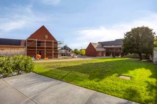 <p><strong>Woonerf Suerbemde – nieuwbouwwoning van 225 m² met garage in Zuurbemde (Glabbeek) – 6% btw mogelijk<br /></strong></p>
<p><strong>Kom kennismaken tijdens ons ontbijtevent</strong><br />Op <strong>zaterdag 10 oktober, van 10u tot 14u</strong>, zetten we de deuren open op Woonerf Suerbemde. Je kan de modelwoning bezoeken, rondkijken op het erf en bij een ontbijt al je vragen stellen. Inschrijven kan via christophe@immogve.be.<br /><br />Nieuw bouwen, maar met de sfeer van een eeuwenoud erf. Aan Zuurbemde 53D in Glabbeek verrijst deze ruime halfopen nieuwbouwwoning als deel van Woonerf Suerbemde. Het project draait rond een gerestaureerde hoeve uit 1744, in de dorpskern van Zuurbemde en binnen een beschermd dorpsgezicht.<br /><br />De woning biedt 225 m² woonoppervlakte, met drie ruime slaapkamers en twee badkamers. Aan de woning grenst een eigen garage van 38 m². Daar is plaats voor je wagen, en ook voor fietsen, tuinmateriaal of een werkhoek.<br /><br />De nieuwbouw grijpt bewust terug naar de traditionele vormgeving van de streek, maar wordt uitgevoerd met hedendaagse materialen en afwerking. Zo staan oud en nieuw niet naast elkaar, maar vormen ze één geheel. De bestaande kasseien, de taxus en de hoogstammen blijven behouden. In de hoek van de site komt opnieuw een boomgaard, waardoor het erf zijn landelijke karakter houdt.<br /><br />Ook technisch zit de woning helemaal in orde. Je verwarmt met geothermie en vloerverwarming, en koelt in de zomer passief. Ventilatie type D, zonnepanelen, domotica en een laadpunt voor je elektrische wagen maken het plaatje compleet. Zo woon je comfortabel met een lage energiefactuur.<br /><br />De ligging combineert dorpse rust met een vlotte bereikbaarheid: Leuven ligt op een kwartiertje en Brussel op ongeveer drie kwartier. Het project wordt gerealiseerd door Échelle, dat al 40 jaar historische sites een nieuwe bestemming geeft.<br /><br /><strong>Prijs:</strong> € 665.785 excl. btw en kosten. Een verlaagd btw-tarief van 6% is mogelijk onder voorwaarden. We bekijken graag samen met jou of je daarvoor in aanmerking komt.<br /><br /><strong>Oplevering:</strong> voorzien in de eerste helft van 2027.<br /><br /><strong>Interesse of meer info?</strong> Neem contact op met ons kantoor via 016 56 56 14 of info@immogve.be</p>