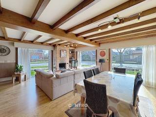Interessante woning aan zeer CORRECTE prijs op interessante ligging vlakbij het ziekenhuis van Oekene met 5 slpks, tuin met 2 terrassen, garagebox en 4 private parkeerplaatsen op eigen terrein!<br /><br /><strong>INDELING:<br /><u><em>Gelijkvloers:</em></u></strong><br />Ruime inkomhal - LICHTRIJKE living met open haard - volledig ingerichte leefkeuken (O.a. met keramisch fornuis, dampkap, heteluchtoven, microgolfoven en Amerikaanse koelkast) - kelder - douchekamer - afzonderlijk gastentoilet - garagebox (met automatische sectionale poort) - 4 private parkeerplaatsen op verhard eigen terrein - aangelegde en omheinde tuin met 2 zonneterrassen én tuinhuis.<br /><br /><em><u><strong>Eerste verdieping:</strong></u></em><br />Ruime nachthal - badkamer (O.a. met lavabomeubel, toilet, bidet en ligbad met geïntegreerde douche) - 3 RUIME slaapkamers.<br /><br /><u><em><strong>Tweede verdieping:</strong></em></u><br />Nachthal - 2 slaapkamers.<br /><br /><u><strong>Opmerkingen:</strong></u><br />- ROLLUIKEN aanwezig (In de living en in de keuken elektrisch)!<br />- Vloerverwarming aanwezig.<br />- Overal DUBBElE beglazing (PVC)!<br />- Regenwaterput aanwezig.<br />- Nieuwe dakgoten aanwezig (°2025)!<br /><br />Uiterst INTERESSANTE woning voor gezinnen (5 slpks)! Rustig gelegen, doch, een zeer VLOTTE verbinding met de autosnelweg! Aarzel zeker niet om ons te contacteren voor een bezoek ter plaatse : 051/817.817 - info@centro.be.