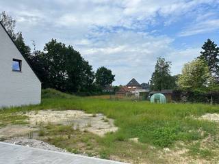 Deze bouwgronden voor open bebouwing worden aangeboden met bouwverplichting via Hectaar. Samen bouwen we jouw nieuwe, energiezuinige woning op maat, tegen een vaste prijs.<br />Onze architect werkt een ontwerp op maat uit, terwijl wij de praktische en technische begeleiding voor onze rekening nemen. Jij kiest vervolgens de inrichting en afwerking volledig naar eigen smaak via onze partnerleveranciers.<br /><br />Dankzij de gunstige ligging vlakbij de E403 en E40 geniet je van een uitstekende verbinding naar Brugge, Gent en de kust, terwijl je dagelijks thuiskomt in een groene en rustige omgeving.<br /><br /><strong>Beschikbare percelen: </strong>
<ul>
<li>Lot 08: 308 m² - bouwkader 10m x 10m </li>
<li>Lot 11: 353 m² - bouwkader 10m x 9m</li>
</ul>
Grijp deze unieke kans en creëer een thuis op maat in een prachtige omgeving.<br />Contacteer ons vandaag nog voor meer informatie of een vrijblijvende afspraak.