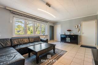Voor meer info en foto’s, surf naar www.swevers.be – Dit appartement op de eerste verdieping, gelegen in de Schrikheidestraat 18B in Koersel, biedt een bewoonbare oppervlakte van 94 m² en vormt een interessante opportuniteit voor wie op zoek is naar een woning die naar eigen smaak kan opgefrist worden. Bij binnenkomst kom je in de leefruimte van 21,76 m², die dankzij haar rechthoekige vorm praktisch in te delen is met een zit- en eethoek. Aansluitend bevindt zich de keuken van 13,52 m², vernieuwd in 2016 en voorzien van voldoende werk- en opbergruimte. Het appartement beschikt over twee slaapkamers van respectievelijk 14 m² en 9,96 m², geschikt als slaapkamer, bureau of hobbyruimte. De badkamer is compact en functioneel ingericht met een bad, wastafel en toilet. De indeling is overzichtelijk en benut elke vierkante meter optimaal, met afzonderlijk bereikbare ruimtes. De ramen werden vernieuwd in 2012 en zijn uitgerust met elektrische rolluiken, wat bijdraagt aan het comfort en de energiezuinigheid. Extra troeven zijn de bijhorende garagebox en de tuinberging, ideaal voor opslag. De ligging is rustig en gunstig, met scholen op 700 meter, openbaar vervoer op 500 meter en winkels en ontspanning op ongeveer 1 kilometer. De snelwegen zijn bereikbaar op 10 kilometer. Voor meer informatie, bel 011 255 155. Bron bewoonbare oppervlakte: EPC – verslag. Dit pand is onderworpen aan de renovatieverplichting van de Vlaamse overheid voor residentiële gebouwen (behoudens bij sloop binnen 5 jaar na de aankoop). Consulteer voor meer informatie de website van het Vlaams Energie- en Klimaatagentschap via https://www.vlaanderen.be/een-huis-of-appartement-kopen/renovatieverplichting-voor-residentiele-gebouwen.