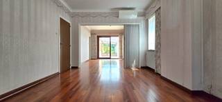 Voor een afspraak bel Kim 0473 72 33 62.<br /><br />Karaktervolle woning OB met 3 slaapkamers landelijk gelegen op een grondoppervlakte van 1209ca.<br />De woning is deels nog te renoveren.<br />De woning staat op 1 minuut rijden van het centrum van Lummen met zijn horeca, supermarkten, bakkers, apothekers, dokters, banken, kleuter- lagere -en middelbare school, kinderopvang, het bussenknooppunt.<br /><br />Op 2 minuutjes rijden van de op -en afritten E313/E314. <br /><br />INDELING<br />Gelijkvloers: via de ruime inkomhal van 10,50m² kom je in de leefruimte met airco.<br />Vanuit de leefruimte kijk je in de veranda en heb je uitzicht op de mooie tuin die groot genoeg is voor spelende kinderen of huisdieren.<br />Via de leefruimte kan je naar een extra zitplaats en de keuken. Achter de keuken heb je het toilet en de CV-ruimte met douche.<br />Verdiep: op de verdieping heb je een badkamer met ligbad en een toilet en er zijn ook de 3 slaapkamers van 14,50m², 15m² en 10m².<br />Boven de ganse bovenverdieping is een zolder.<br />De kelder van 10 m².<br /><br />Ramen PVC dubbel glas.<br />Centrale verwarming op stookolie. Er ligt aardgas in de straat.<br />EPC label F <br />Niet gelegen in overstromingsgevoelig gebied<br /><br />Alle documenten zijn te raadplegen op onze website www.immobennysimons.be <br /> 