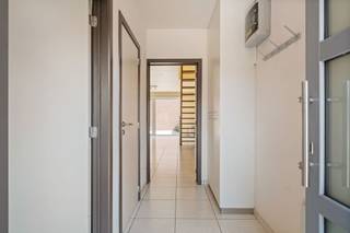 <u><strong>Ligging</strong></u><br />Deze recente woning, gebouwd in 2011, is gunstig gelegen in het centrum van Celles, net over de taalgrens. Winkels, horeca en andere nodige voorzieningen bevinden zich op korte afstand.<br />Indeling<br />Op het gelijkvloers kom je via de inkomhal met apart gastentoilet in de lichtrijke leefruimte met aansluitende keuken. Op de eerste verdieping bevinden zich de nachthal, twee volwaardige slaapkamers en de badkamer. Daarnaast beschikt de woning over een praktische zolder, een aangename koer en een privatieve parkeerplaats voor de deur.<br /><br /><u><strong>Technisch</strong></u><br />De woning werd gebouwd in 2011 en verkeert in een verzorgde staat van onderhoud. Ze beschikt over een EPC-label C, met een energiescore van 235 kWh/m² per jaar.<br /><br /><u><strong>Troeven</strong></u>
<ul>
	<li>Centrale ligging in Celles</li>
	<li>Recente woning van bouwjaar 2011</li>
	<li>2 volwaardige slaapkamers</li>
	<li>Lichtrijke leefruimte</li>
	<li>Praktische zolder</li>
	<li>Aangename koer</li>
	<li>Privatieve parkeerplaats voor de deur</li>
	<li>EPC-label C</li>
</ul>
<br />Onmiddellijk beschikbaar<br /><br /><u><strong>Contact</strong></u><br />Voor meer info of een bezoek kan u contact opnemen met Realimmo via info@real-immo.be of 056 61 41 61.<br /> 