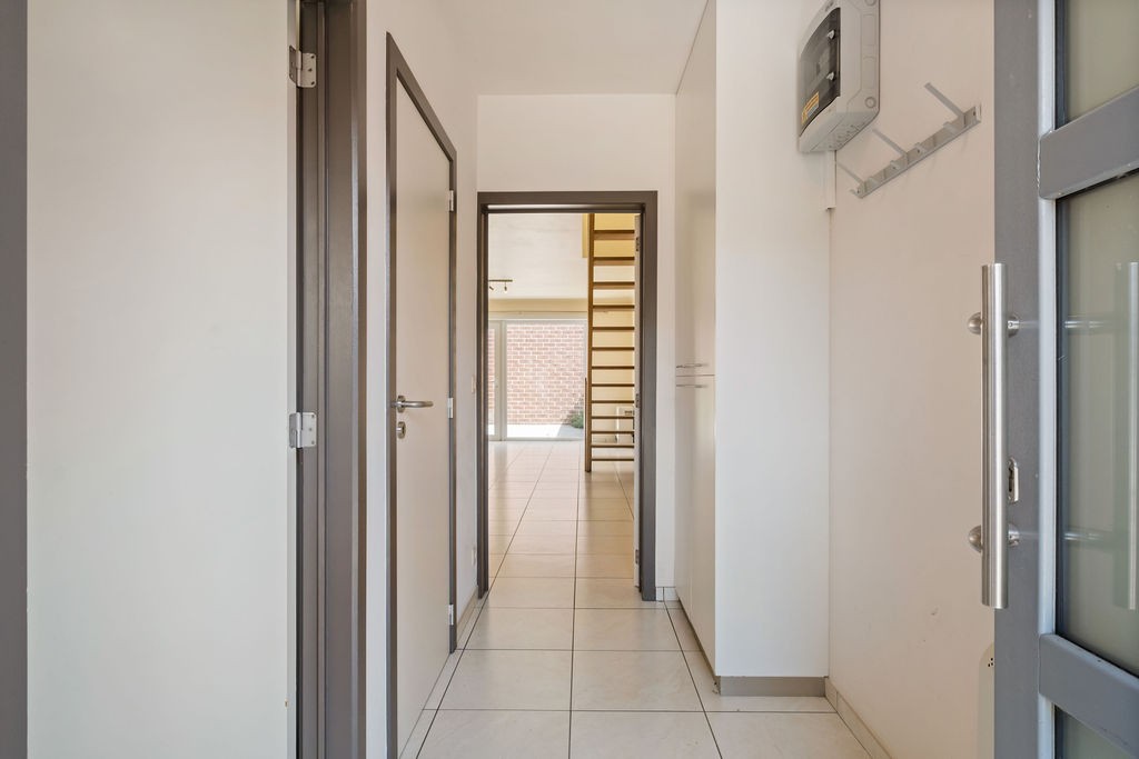 Recente woning met 2 slaapkamers, koer en privatieve parkeerplaats in het centrum van Celles! - foto 2