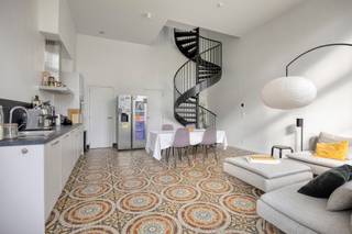 <strong>Gerenoveerde woning (2019) in een authentiek gebouw met karakter, gelegen in het centrum van Tienen, met onder meer tal van behouden authentieke elementen, twee slaapkamers en een gezellig voortuintje met oostoriëntatie.</strong><br /><br />De woning bestaat uit een aangename woonkamer met open keuken en veel lichtinval, een wasplaats, vestiaire en toilet. De eerste verdieping is bereikbaar via een draaitrap, die uitkomt in de nachthal. Verder bevinden zich hier twee slaapkamers en een badkamer.<br /><br />Aan de voorzijde van de woning bevindt zich een gezellige stadstuin met oostoriëntatie.<br /><br />De woning geniet bovendien van een uitstekende verkeerstechnische ligging in het centrum van Tienen. De E40, het station, openbaar vervoer, restaurants, scholen en tal van andere voorzieningen bevinden zich in de onmiddellijke nabijheid.<br /><br />Interesse? Mail naar laurens@immogve.be of bel naar 0496 07 89 48.