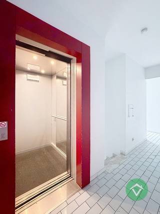 Deze charmante bemeubelde studio is gelegen in het bruisende Middelkerke en is ideaal voor wie op zoek is naar een gezellige thuis of tweede verblijf met alle nodige voorzieningen. De studio is gelegen op de 3de verdieping en is bereikbaar via de lift of trap.<br /><br />Indeling: woonkamer met open keuken, badkamer, toilet, berging - gemeenschappelijke fietsenberging.<br /><br />De ligging is ideaal, op wandelafstand van het strand en de zee, maar ook dichtbij winkels, restaurants en openbaar vervoer. Met een mooi open zicht op het Normandpark en bijna heel de dag zon kan je volop genieten. Het is de perfecte uitvalsbasis om te genieten van al het moois dat Middelkerke te bieden heeft.