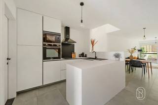 <p></p><p>Stijlvol wonen in hartje Avelgem! Mooie nieuwbouwwoning met 3SLK, 2BDK en tuin! Centraal gelegen in de nabijheid van scholen, winkels en openbaar vervoer.<br />Een ideale thuis voor wie comfortabel en energiezuinig wil wonen op een vlot bereikbare locatie.<br />Extra troef: Mogelijkheid tot aankoop aan 6%BTW (indien voldaan aan voorwaarden).</p><p>Indeling: inkom met apart toilet, een aangename lichtrijke leefruimte die rechtstreeks uitgeeft op de zuidwestgerichte tuin. De open, volledig geïnstalleerde keuken met kwalitatieve SMEG-toestellen sluit perfect aan op de leefruimte en wordt aangevuld met een praktische berging/wasplaats. Op de eerste verdieping bevinden zich de overloop, moderne badkamer (lavabo en inloopdouche), apart toilet en 2 ruime slaapkamers. De tweede verdieping werd volledig ingericht als een stijlvolle masterbedroom met eigen badkamer (lavabo en inloopdouche) en ruime dressing. Eveneens beschikt de woning over een praktische zolderruimte en een volledig aangelegde tuin.</p><p>Troeven: instapklare nieuwbouwwoning, afwerking met kwalitatieve materialen, energiezuinig (A), 7 zonnepanelen, vloerverwarming op aardgas, dubbele beglazing, conforme elektriciteit, mogelijkheid tot aankoop aan 6% BTW</p><p>Interesse in deze prachtige woning?<br />Plan vandaag nog uw bezoek via afspraak met Immo Beguin: tessa@immobeguin.be</p>