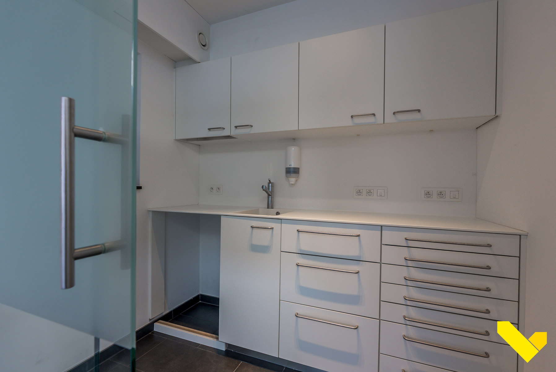 Instapklare praktijkruimte in recent gebouw met uitstekende bereikbaarheid. - foto 5