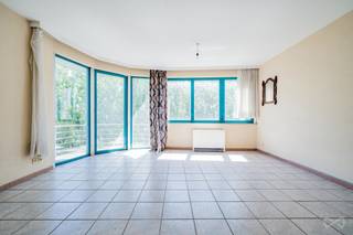 Anderlecht - Ideaal gelegen nabij het Brusselse kanaal en de kades, en dicht bij alle voorzieningen (openbaar vervoer, winkels, scholen, restaurants, etc.), biedt We Invest dit mooie appartement aan dat wat modernisering behoeft, plus een terras met prachtig uitzicht op het kanaal. Het appartement bestaat uit: een hal met garderobe en gastentoilet, een grote en lichte woonkamer met toegang tot het terras, een ingerichte keuken, een bijkeuken/voorraadkast, een ruime slaapkamer, een badkamer en een privékelder in het souterrain. Energielabel (EPC): E-. Conform de energienormen. Lage servicekosten en individuele energierekeningen. Direct beschikbaar. Ideaal als eerste woning of als investering. Een garage/berging is te huur in het gebouw. ​​Wacht niet langer, maak vandaag nog een afspraak voor een bezichtiging! 02 217 22 91