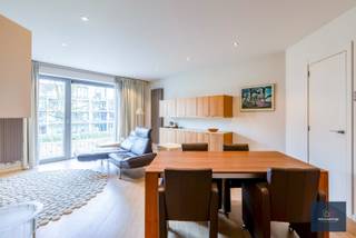 In te schrijven via deze link : https://ap.lc/HXjIn of via onze website : www.makelaarshuys.be / te huur / het pand / plan uw bezoek. <br /><br />Dit appartement gelegen in het hartje van de Stad nabij Sint-Jacobs en het Baudelopark wordt vandaag te huur aangeboden. Het appartement is gelegen op het eerste verdiep en is te bereiken via de trap (geen lift). Binnengekomen is er de inkomhal met verder de open keuken met alle toestellen. De zit en eetruimte kijkt uit op het water en zorgt voor een enorm rust. Vanuit de keuken kunnen we trouwens het zeer ruim terras betreden. Verder is er nog een enorme ruime slaapkamer met bureauruimte. De badkamer is voorzien van lavabo en douche. Beneden kan er gebruik gemaakt worden van de garageplaats. Schitterend EPC = Label A. <br />Graag tot binnenkort. <br />( de meeste meubels zullen verwijderd worden )