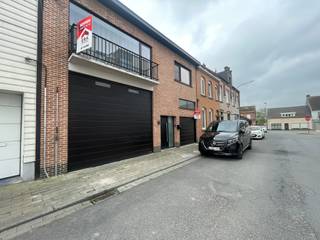 Te koop: ruime woning in het centrum van Rekkem, gelegen in een residentiële woonkern.Deze woning  biedt een comfortabele indeling met vier...