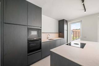 Deze moderne nieuwbouwwoning (lot 14) wordt gerealiseerd in een residentiële omgeving aan een nieuwe invalsweg van de Warandestraat. De woning werd reeds opgebouwd en wordt binnenin verder kwalitatief afgewerkt door Dumobil Woonprojecten, zodat jij zorgeloos kan verhuizen naar een splinternieuwe instapklare woning.<br /><br />De woning met plat dak en 2 volwaardige bouwlagen is voorzien van 3 slaapkamers, een bergruimte, een badkamer met bad, inloopdouche en dubbele wastafel, en 2 aparte toiletten. De leefruimte heeft een open keuken met eiland, een eet- en zithoek, en eventueel een bureauhoek. Naast de keuken is een handige wasplaats voorzien. De gevel wordt afgewerkt met een grijze steen, houten bekleding en zwart buitenschrijnwerk. De woning staat op een perceel van 220 m² en binnen de prijs van de woning hoort een vrijstaande carport, een tuinhuis en de volledige afwerking van de ideale zuidwest gerichte tuin! De woning is uitgerust met duurzame technieken zoals een geothermische warmtepomp en vloerverwarming.<br /><br />Dit nieuwbouwproject is voorzien van groenzones en een fijn wandel- en fietspad waardoor je makkelijk zonder wagen op pad kan. Bijvoorbeeld naar het Kasteel van Moorsele of het Groen Lint Park vlakbij. Daarbij zijn er supermarkten op wandelafstand.<br /><br />Deze all-inprijs excl. kosten omvat een volledig afgewerkte, instapklare woning met álle voorzieningen en omgevingswerken inbegrepen. De totale kostprijs inclusief wettelijke kosten waaronder registratierechten, btw, notariskosten en aansluitingskosten kan je eenvoudig bekijken op onze <u><strong>website</strong></u>: <u><strong>www.dumobil.be/nl/woonprojecten/projecten/moorsele</strong></u>. En/of contacteer onze bouwadviseur Sam Borrey voor meer info: 0483/21.01.33 | sam@dumobil.be<br /> 