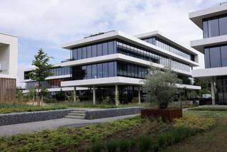 Dit state of the art nieuwbouwproject werd ontworpen door architectenbureau Jaspers & Eyers. Er wordt bij dit project gestreefd om de hoogste duurzaamheidsdoelstellingen te behalen. Hierbij dragen bij: zonnepanelen, regenwater recuperatie, groendaken, HVAC via warmtepompen. Het project zal bestaan uit een combinatie van Hightech ruimtes, labo's en moderne kantoorruimten. Dankzij de ideale ligging op de kruising van de A12 en de R0 van Brussel, is het project zeer goed bereikbaar met de wagen. Zowel internationale bedrijven als kleinere ondernemingen kunnen hier hun thuisbasis vinden. Oppervlakte tussen 302 en 1.393 m². Ondergrondse parkeerplaatsen aan 1.450€/plaats/jaar. Parkeerratio 1/65.<br />Verhuur onder BTW regeling.